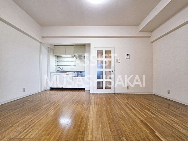 居室・リビング　写真：設備同仕様の別号室です