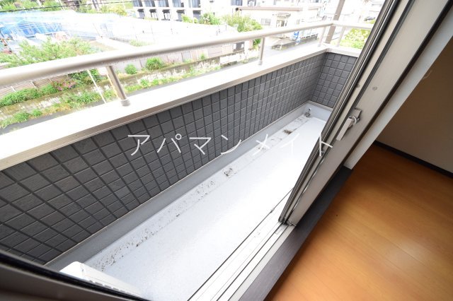 バルコニー　お洗濯にも便利なバルコニー付き