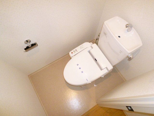 トイレ　温水洗浄便座付きトイレです。