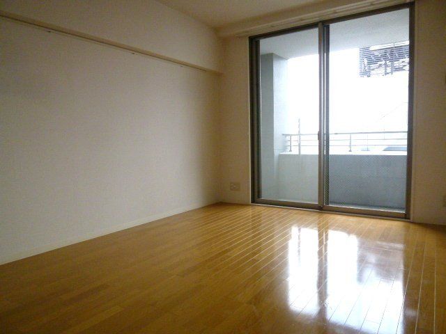 その他部屋・スペース　大きな窓で明るい洋室です。