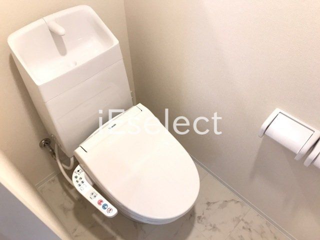 トイレ　温水洗浄便座付きのトイレです?