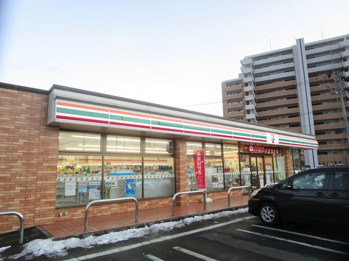 コンビニ　セブン-イレブン 塩釜新富町店（コンビニ）まで220m