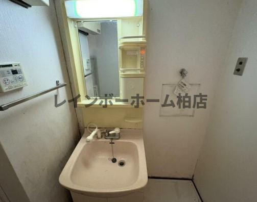 洗面設備　明るい洗面所です