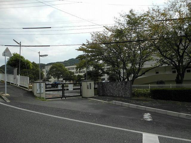 小学校　中間市立中間北小学校（小学校）まで360m