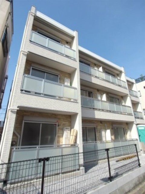建物外観　３階建ての賃貸マンション