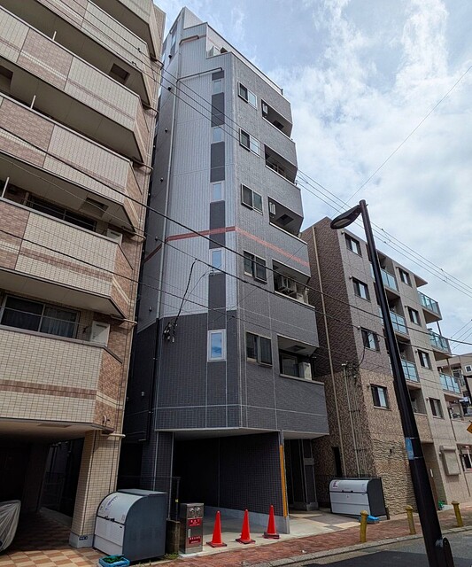 建物外観　【重厚感のあるタイル貼り外観】縦のラインを強調した窓の配置が