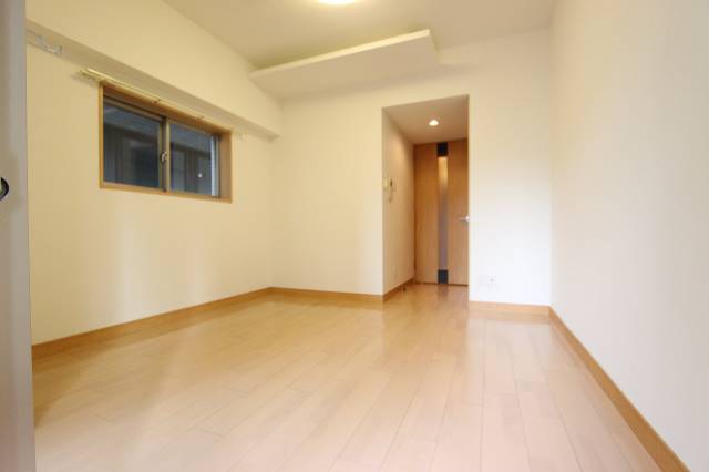 その他部屋・スペース　角部屋なのでリビングに窓がついてます