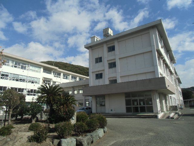 中学校　横須賀市立野比中学校（中学校）まで1075m