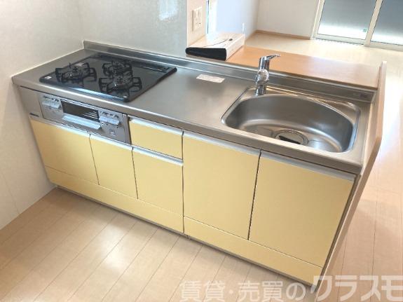 キッチン　効率よくお料理できる３口コンロ付き♪