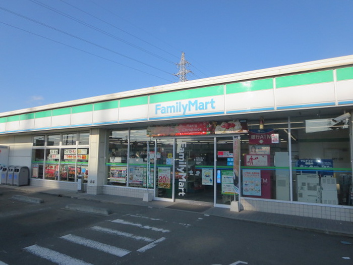 コンビニ　ファミリーマート（コンビニ）まで776m