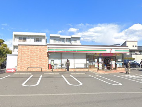 コンビニ　セブンイレブン（コンビニ）まで542m