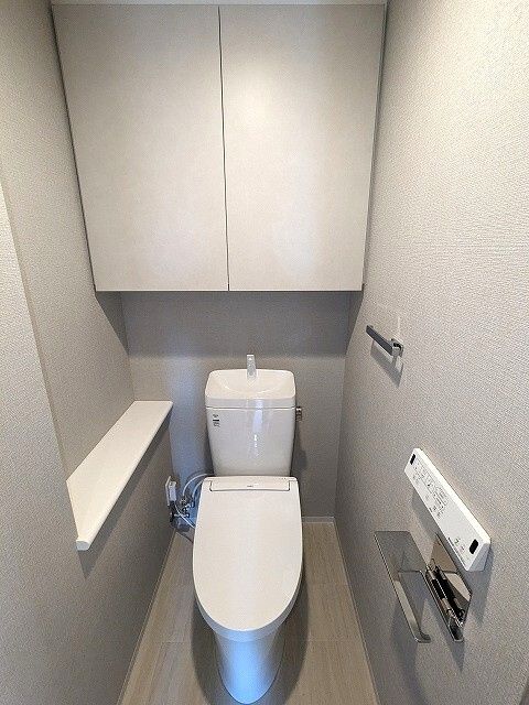 トイレ　落ち着いた色調のトイレです