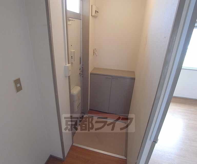 玄関　２０１号室の写真です。