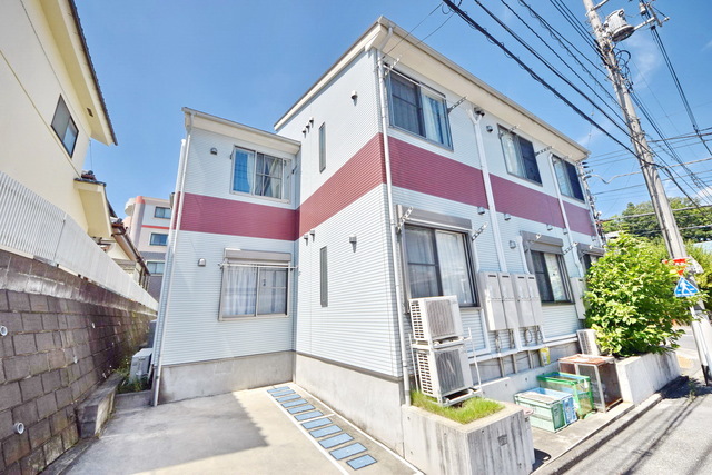 建物外観　◆駅までまっすぐの道のりです◆