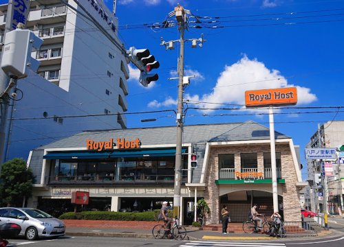 飲食店　ロイヤルホスト八戸の里店（飲食店）まで370m