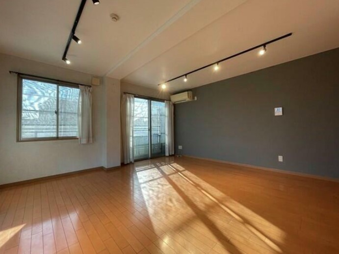 居室・リビング　写真は同建物の別部屋を参考に掲載しております。