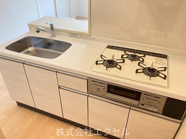 キッチン　グリル付き三口コンロのカウンタータイプのシステムキッチン♪
