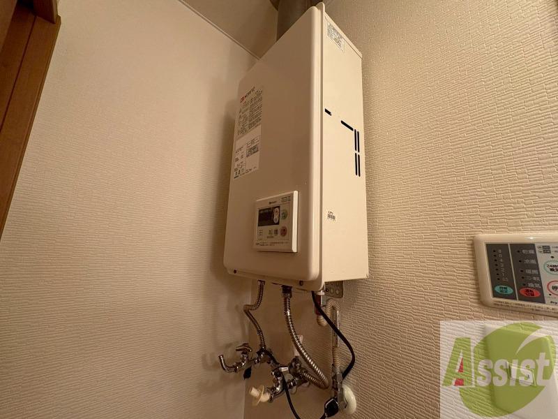 その他設備　給湯器は簡単操作で温度調整ができますよ。