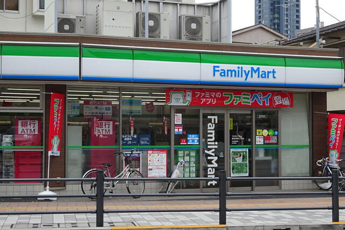 コンビニ　ファミリーマート（コンビニ）まで130m