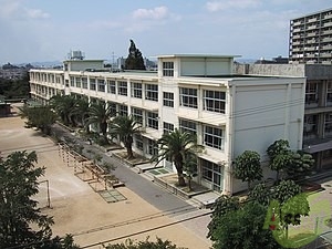 中学校　明石市立魚住中学校（中学校）まで865m