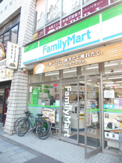 コンビニ　ファミリーマート新宿通り店（コンビニ）まで160m