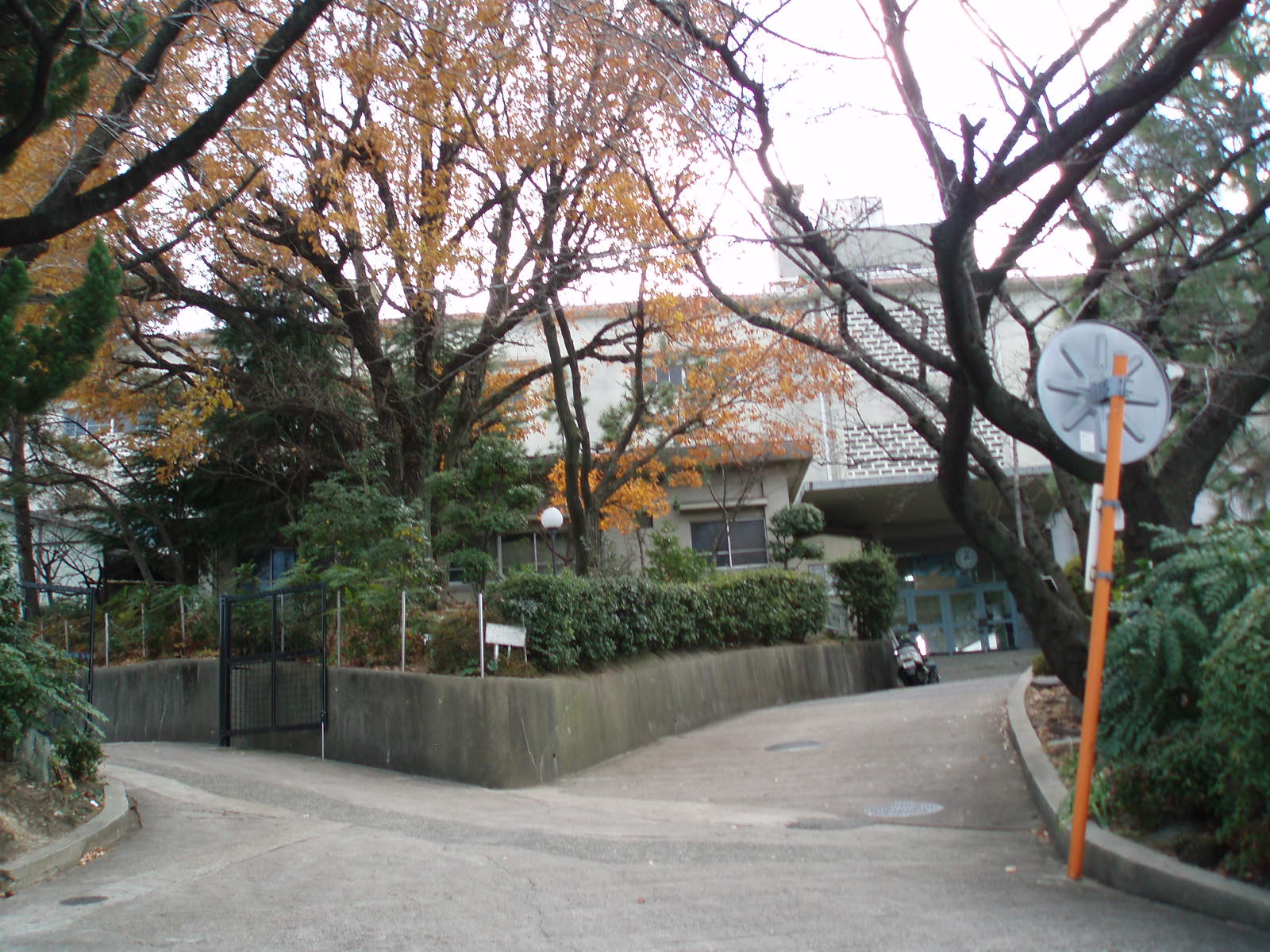 小学校　豊中市立 上野小学校（小学校）まで900m