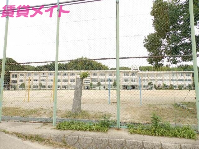 小学校　四日市市立四郷小学校（小学校）まで633m