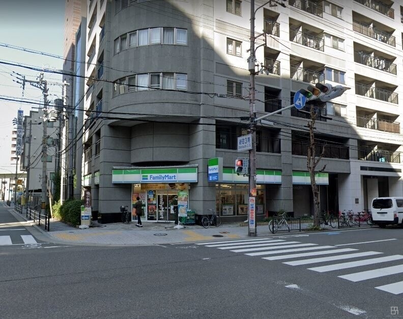コンビニ　ファミリーマート新町三丁目店（コンビニ）まで87m