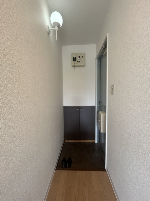玄関　※写真は１０２号室です