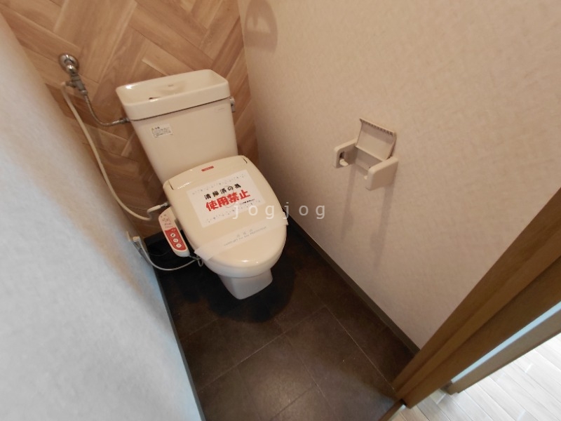 トイレ　嬉しい温水洗浄便座付きのトイレです。