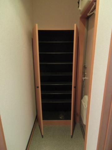 玄関　トールタイプのシューズＢＯＸ完備　明るい玄関