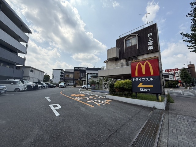 コンビニ　セブンイレブン多摩永山2丁目店（コンビニ）まで300m