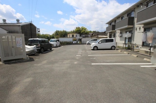 駐車場　駐車場があるので、車を買う予定の方も安心です