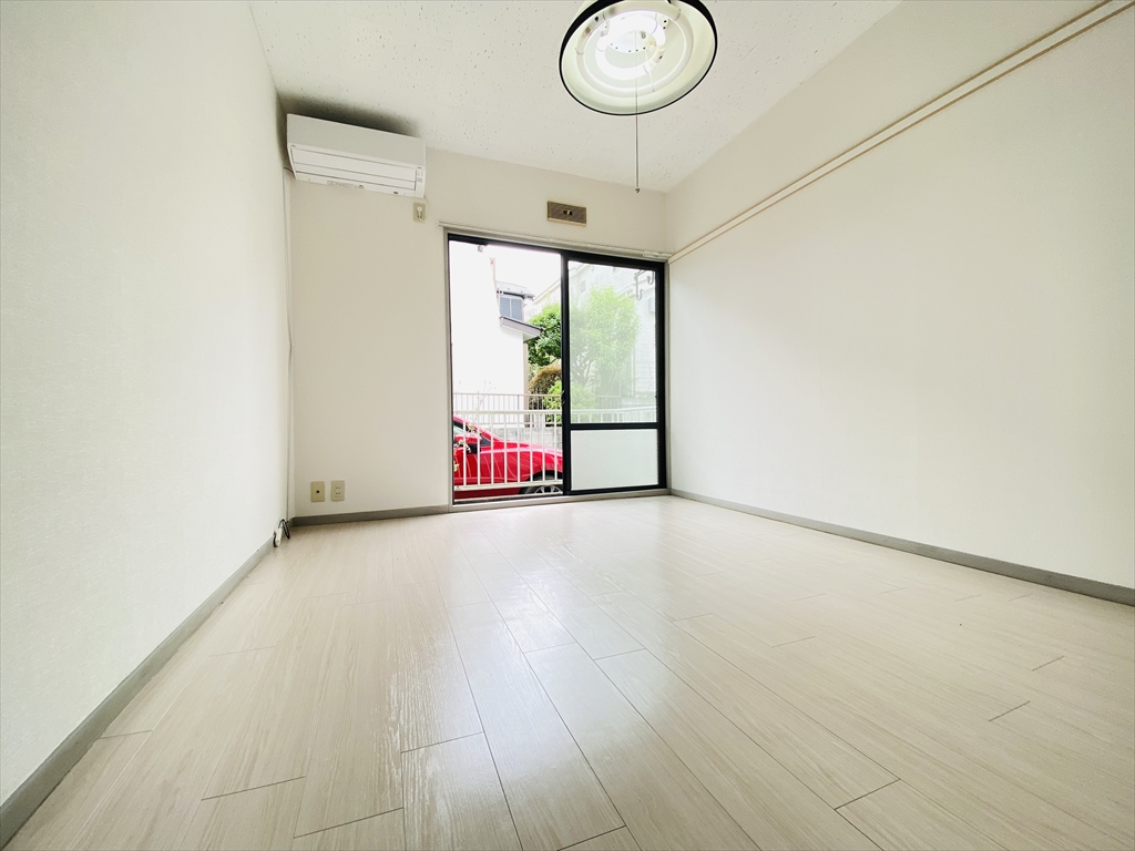 居室・リビング　同一建物内107号室内装写真転載
