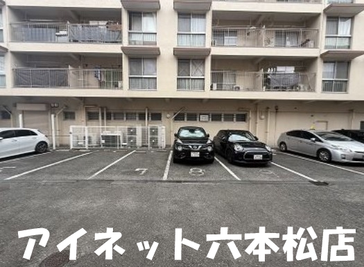 駐車場　玄関収納はこのようになっています。