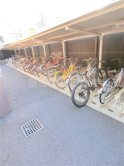 その他共有部分　屋根付きラック式の駐輪場　空き状況等詳細はお問合せください。