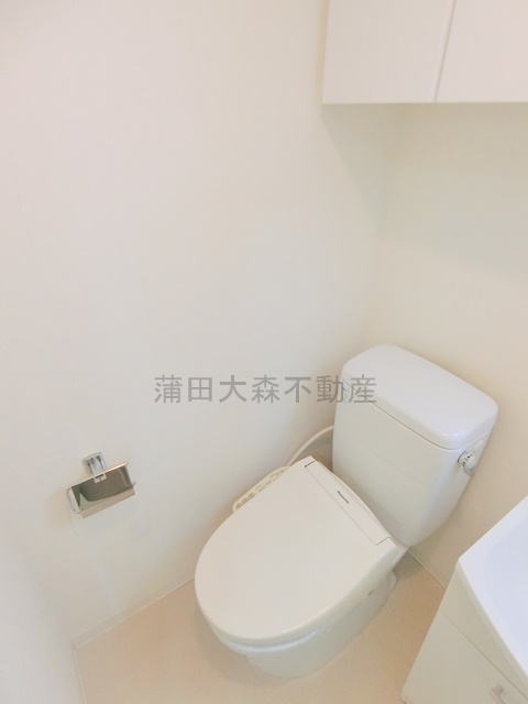 トイレ　棚収納+温水洗浄便座付きのトイレ