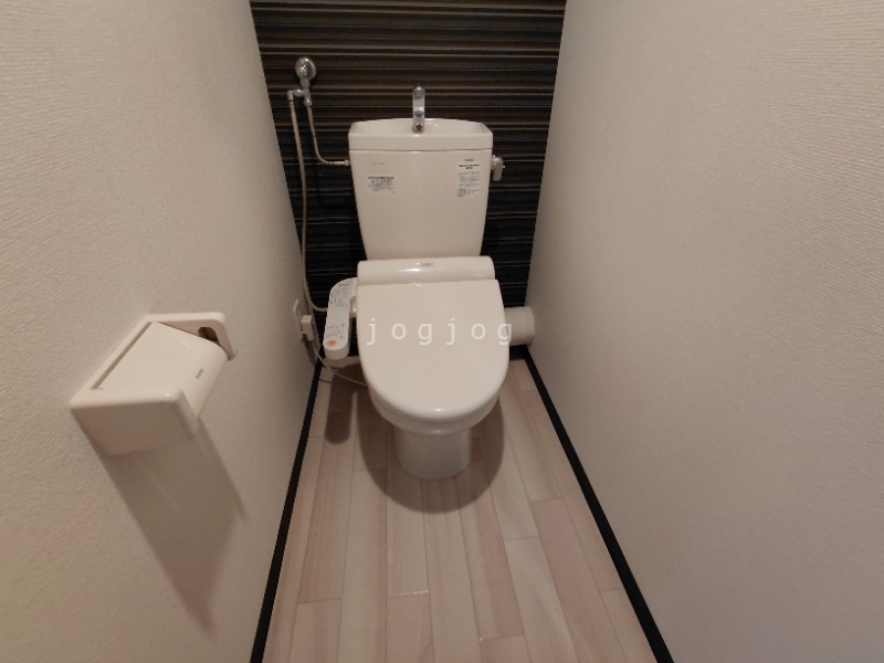 トイレ　嬉しい温水洗浄便座付きのトイレです。