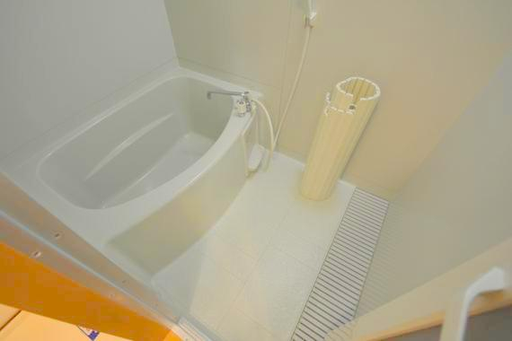 バス・シャワールーム　バスルームはトイレと別々で、広々としていますよ。