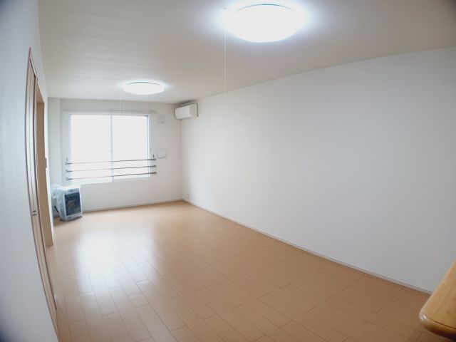 メゾンKT13号館の居間写真