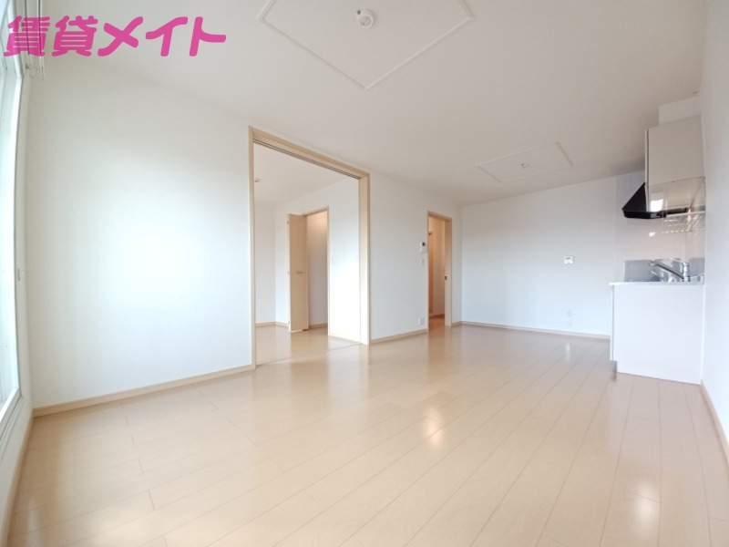 居室・リビング　別部屋反転参考写真です