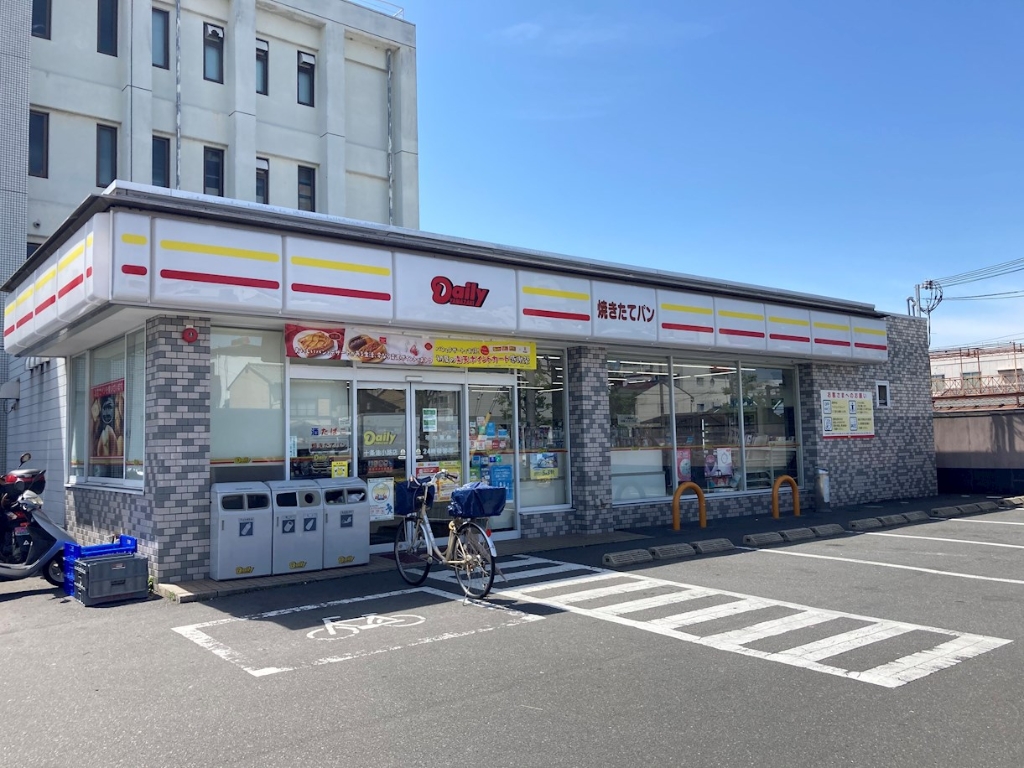 コンビニ　デイリーヤマザキ　十条油小路店（コンビニ）まで218m