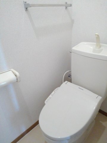 トイレ　落ち着いた色調のトイレです