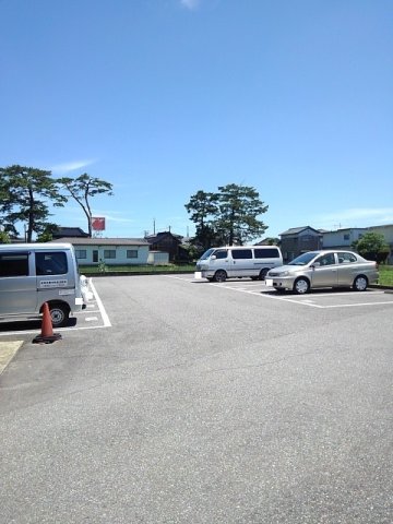 駐車場　駐車場があるので、車を買う予定の方も安心です