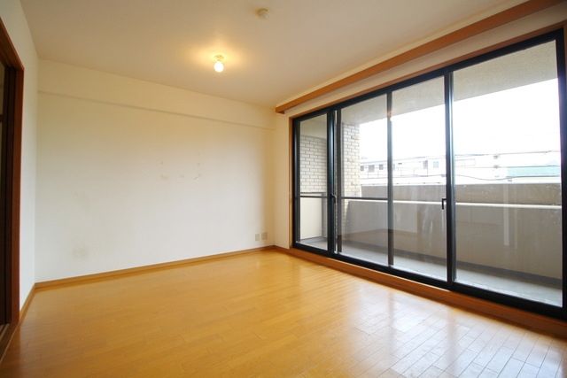 居室・リビング　同物件別部屋写真