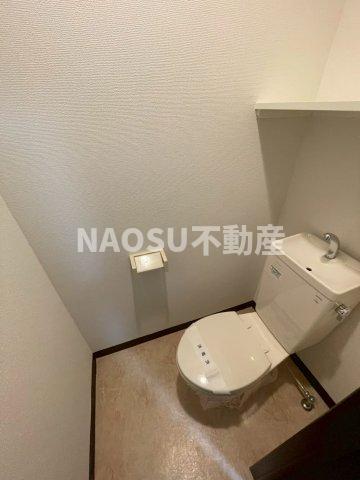 トイレ　落ち着いた色調のトイレです