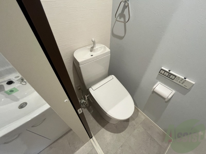 トイレ　トイレはウォシュレット機能付きです。安心して使用できますね。