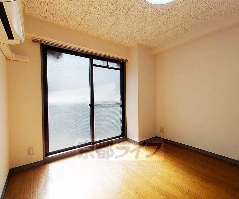 居室・リビング　落ち着いた雰囲気のお部屋です