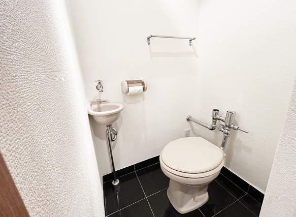 ＪＲ山手線 恵比寿駅 徒歩3分 7階建 築58年のトイレ写真