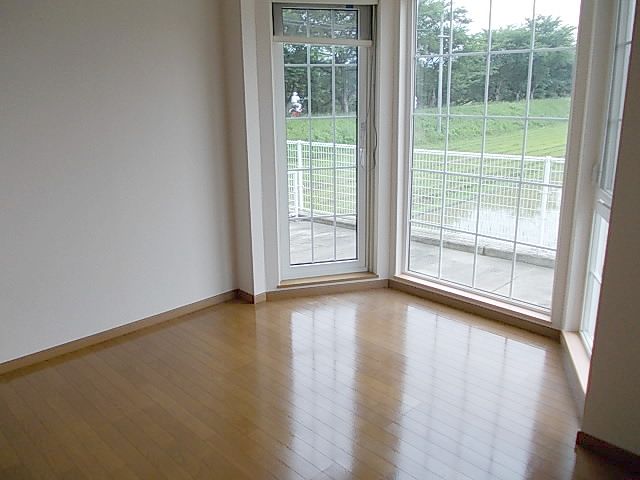 その他部屋・スペース　大きな出窓のある洋室です。